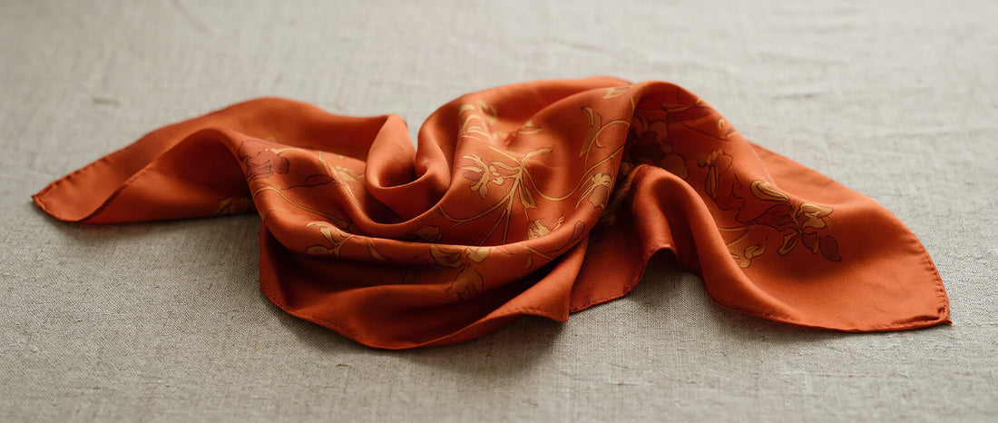 Foulard en soie au drapé fluide et à l'éclat nacré caractéristique de la vraie soie