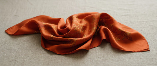 Foulard en soie au drapé fluide et à l'éclat nacré caractéristique de la vraie soie