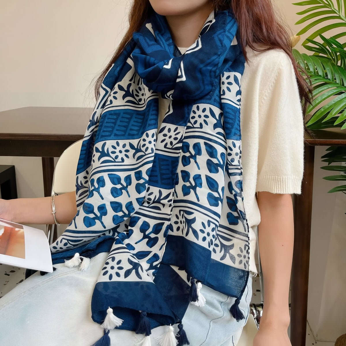 Grand Foulard Femme Bleu Marine et Blanc portée autour du cou - Bleu Marine Rayé - Bleu Nuit et Crème - Bleu Marine et Blanc - Bleu Cobalt - Bleu Sombre