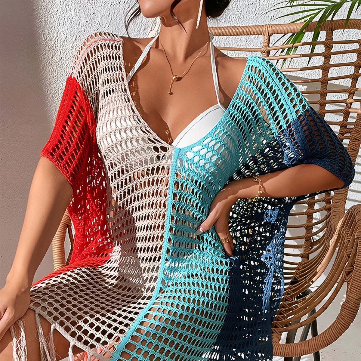 Robe Paréo en Maille portée sur une chaise - Noir et Vert - Rose et Jaune - Bleu et Gris