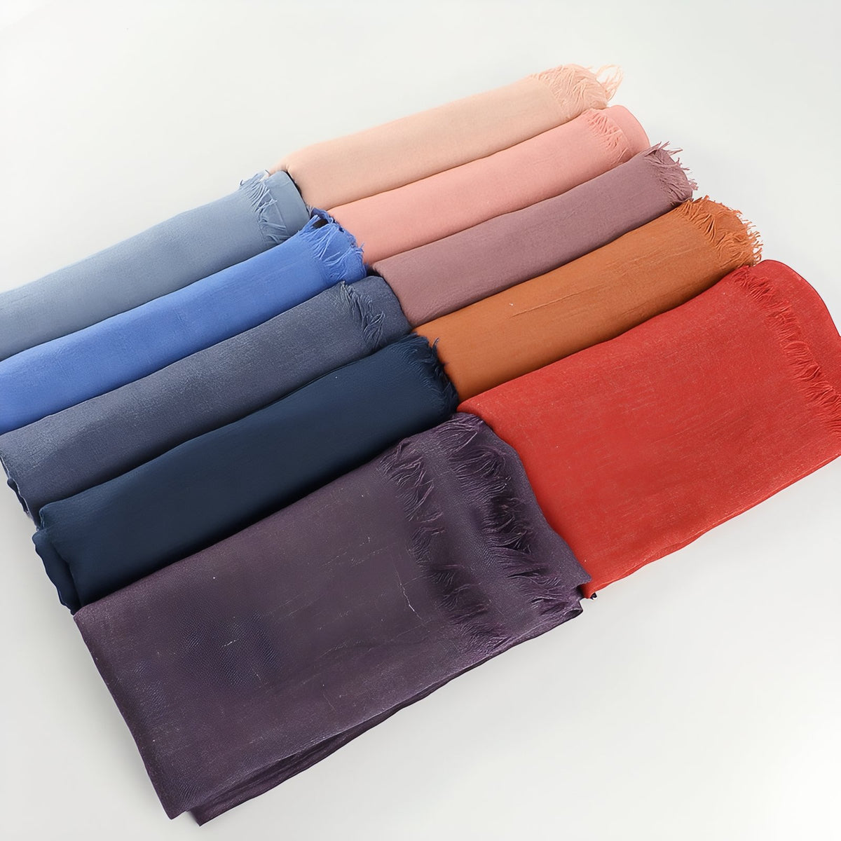 Chèche Coton De Lin Uni huit articles alignés - Beige Sable - Jaune Pâle - Gris Foncé - Rose Clair - Rose Poudré - Turquoise - Bleu Ciel - Bleu Clair - Bleu Pâle - Bleu Azur - Bordeaux - Corail - Rose Fuchsia - Vert Olive - Beige - Bleu Marine - Noir