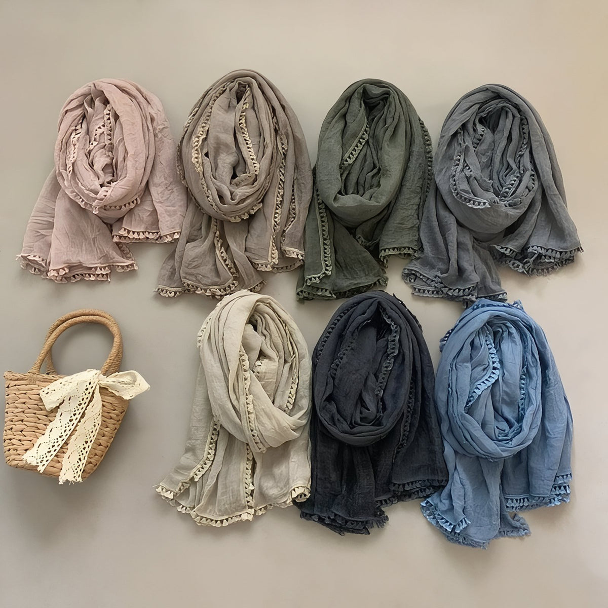 Foulard Effet Froissé huit foulards alignés - Gris Foncé - Beige - Bleu Pâle - Taupe - Rose Poudré - Gris Clair - Vert Olive