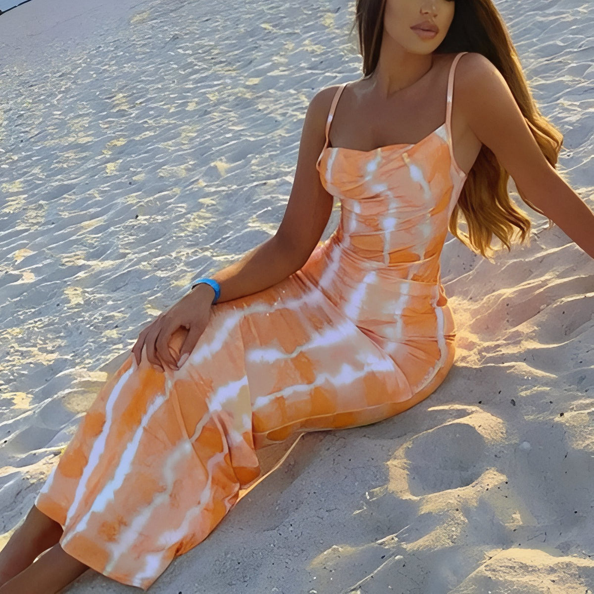Robe Longue Eté Moulante portée sur la plage - Orange