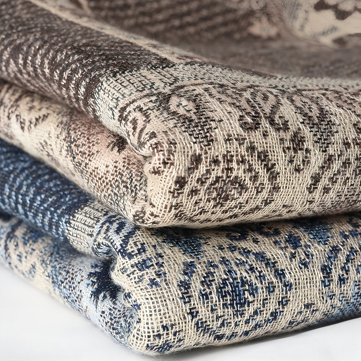 Chèche Motifs Ethniques Bleu Noir trois articles empilés - Beige et Marron - Bleu Marine et Gris Clair - Gris Foncé et Beige Clair