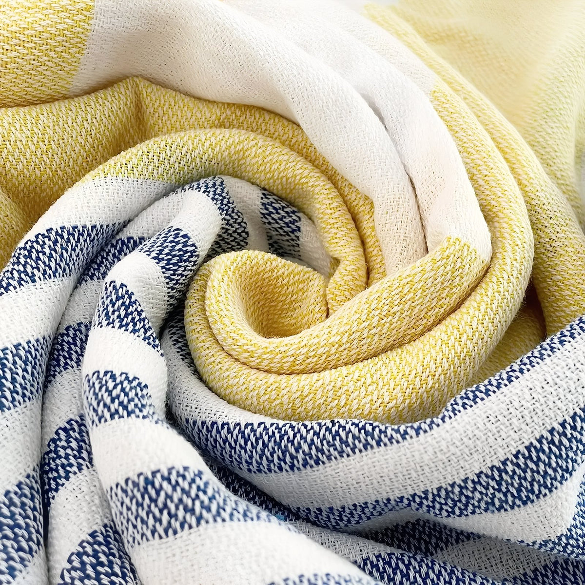 Fouta de Plage Rayé Tricolore à Franges gros plan tissu rayé - Bleu - Jaune - Rose
