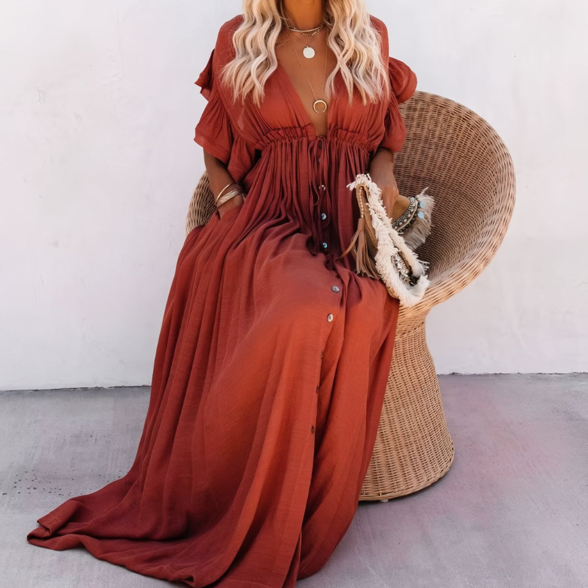 Robe de Plage Style Oversize portée sur chaise - Bleu - Lavande - Noir - Rouge Brique - Gris - Vert Clair - Vert Foncé - Rose Clair - Blanc - Beige
