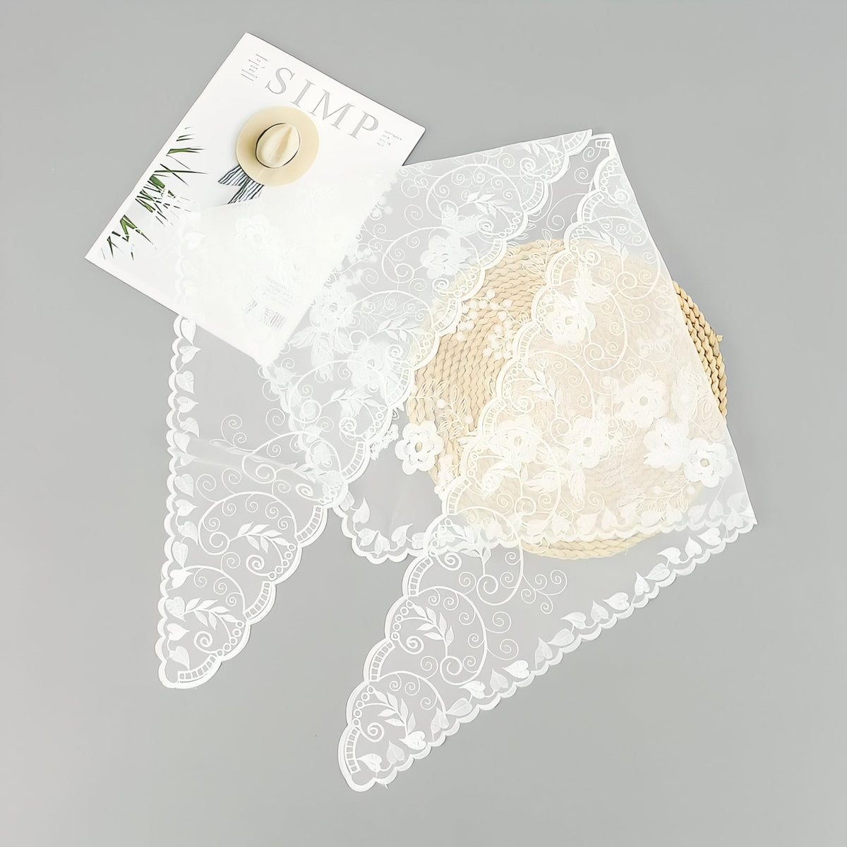 Châle Blanc Dentelle mise en scène avec chapeau - Blanc