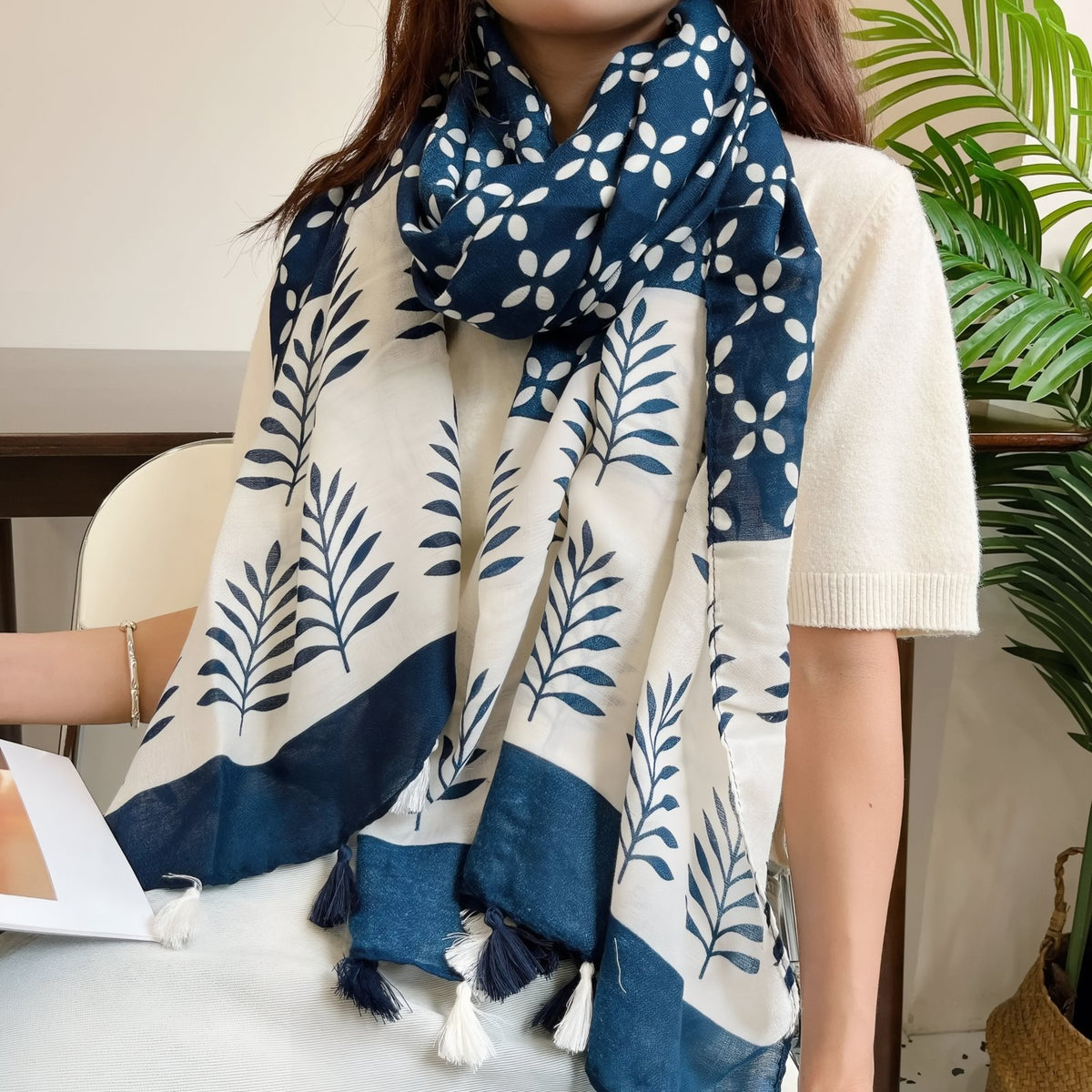Grand Foulard Femme Bleu Marine et Blanc portée autour du cou - Bleu Marine Rayé - Bleu Nuit et Crème - Bleu Marine et Blanc - Bleu Cobalt - Bleu Sombre