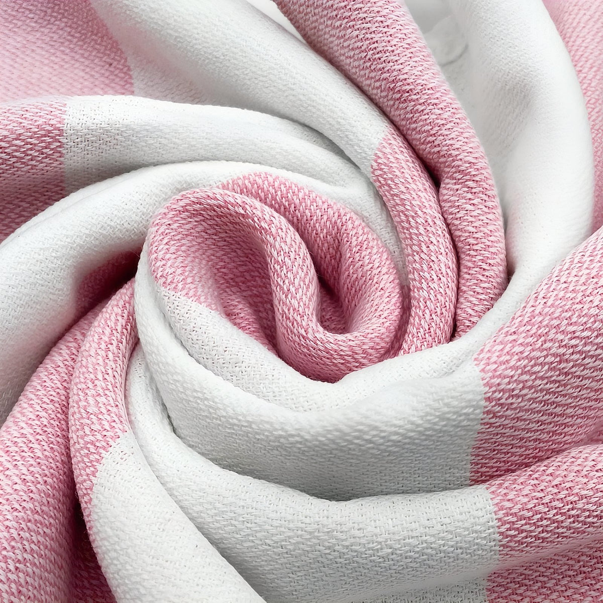 Fouta de Plage Rayé Tricolore à Franges gros plan tissu - Bleu - Jaune - Rose
