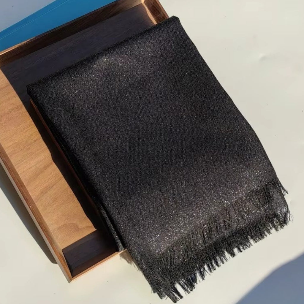 Echarpe Noire Paillette sur une surface en bois - Noir Ébène