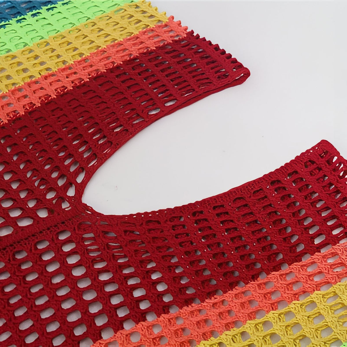 Robe de Plage Courte en Crochet Multicolore gros plan crochet multicolore - Rouge Jaune Bleu - Blanc à Rayures Colorées - Multicouleurs - Turquoise et Rouge - Vert - Orange et Blanc - Jamaique - Bleu Ciel - Tie Dye Bleu et Rouge - Noir