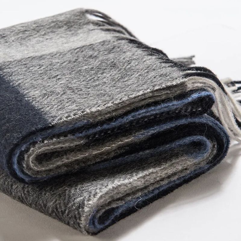 Echarpe Laine à Carreaux Homme gros plan écharpe pliée - Gris et Marine - Beige et Marine - Gris et Brun - Gris et Rouge - Beige et Rouge - Gris et Bleu - Gris Foncé - Violet et Noir - Bordeaux et Gris Clair - Marron et Bleu - Gris Clair et Noir - Gris Foncé et Gris Clair - Marron et Violet - Beige et Noir - Gris et Noir - Bleu et Rouge - Bordeaux et Gris Foncé - Bordeaux et Rose