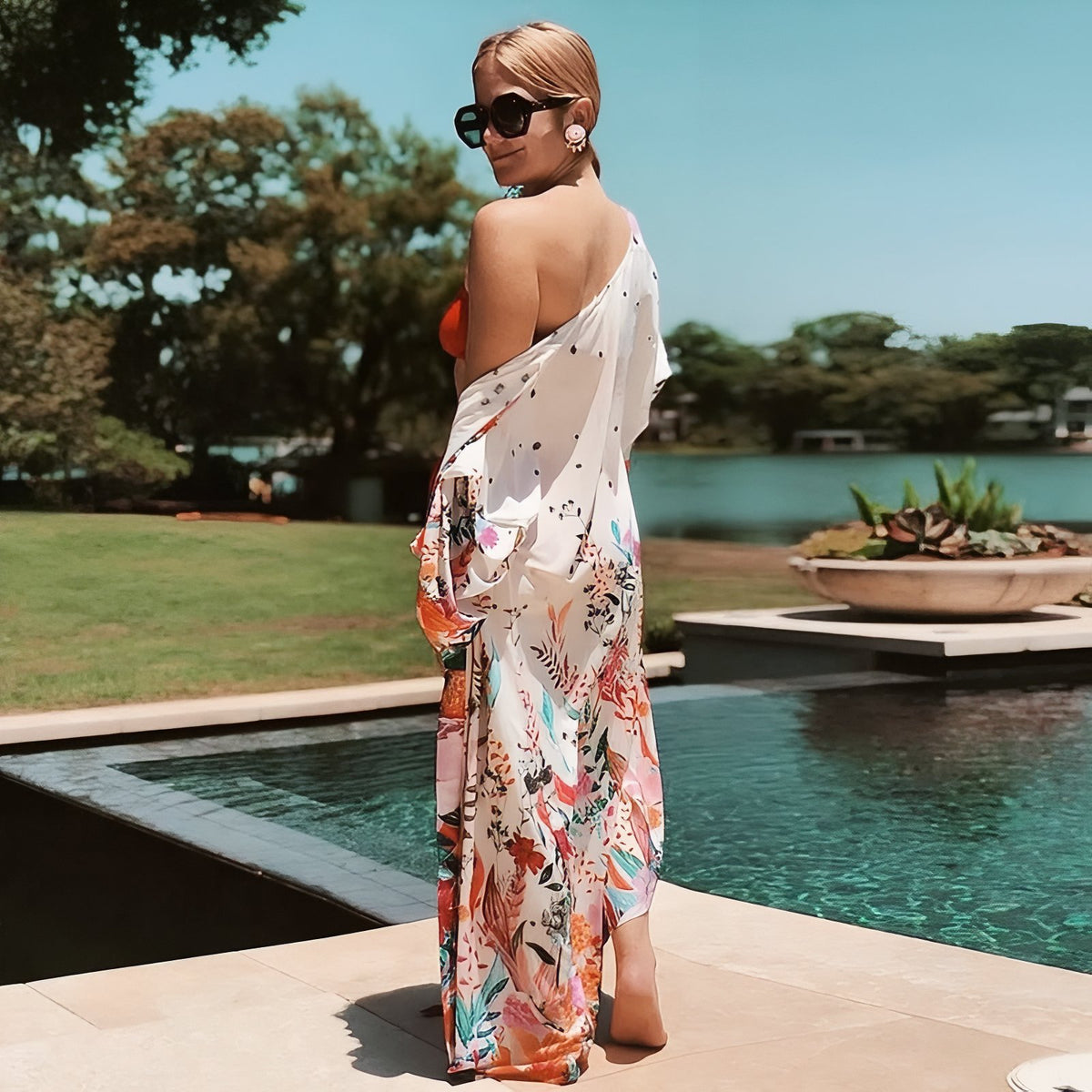 Kimono de Plage Couleur Printanière portée à la main - Blanc Fleuri