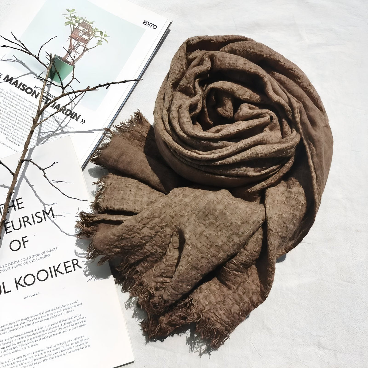 Echarpe Chèche Touareg mise en scène avec magazine - Terracotta - Gris - Rouge - Gris Sauge - Vert - Mauve Poudré - Taupe - Bleu Marine - Marron