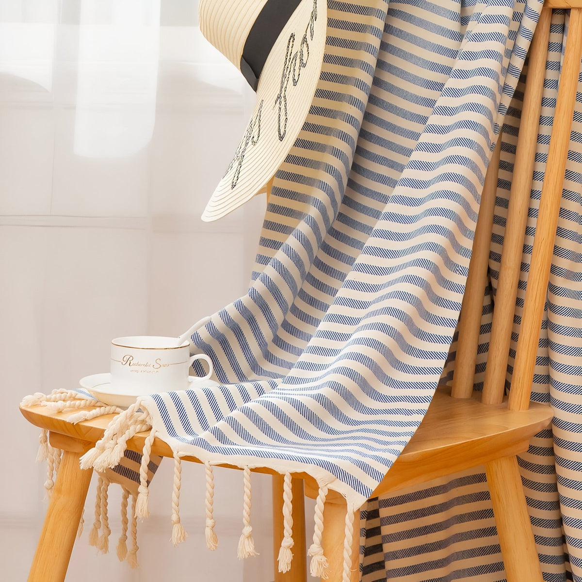 Fouta et Sac de Plage mise en scène avec chapeau - Bleu Marine - Bleu Marine (+sac) - Jaune - Jaune (+sac) - Noir - Noir (+sac) - Rouge - Rouge (+sac) - Orange - Orange (+sac) - Vert - Vert (+sac)