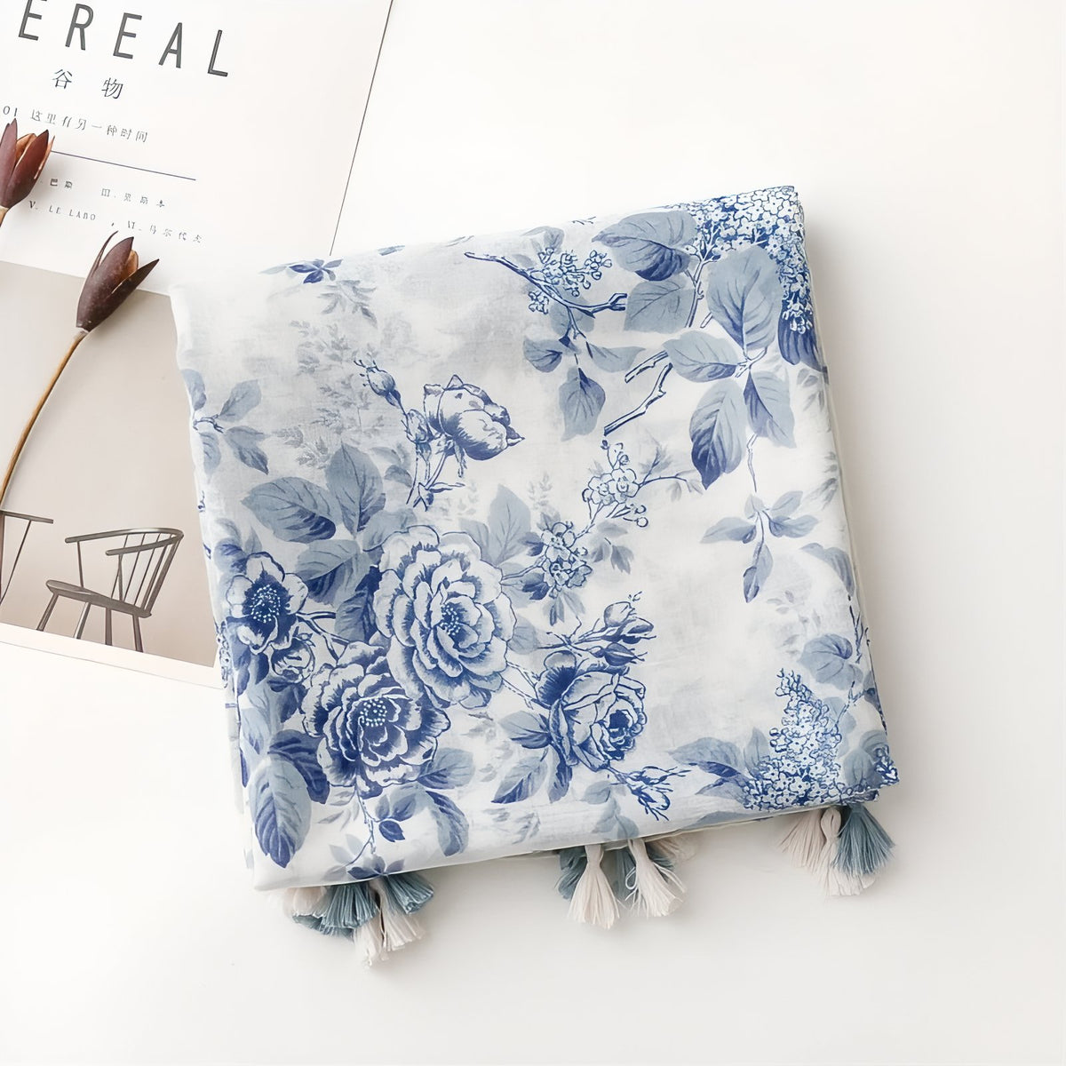 Chèche Bleu Fleuri gros plan motifs floraux - Bleu Ciel et Blanc Crème