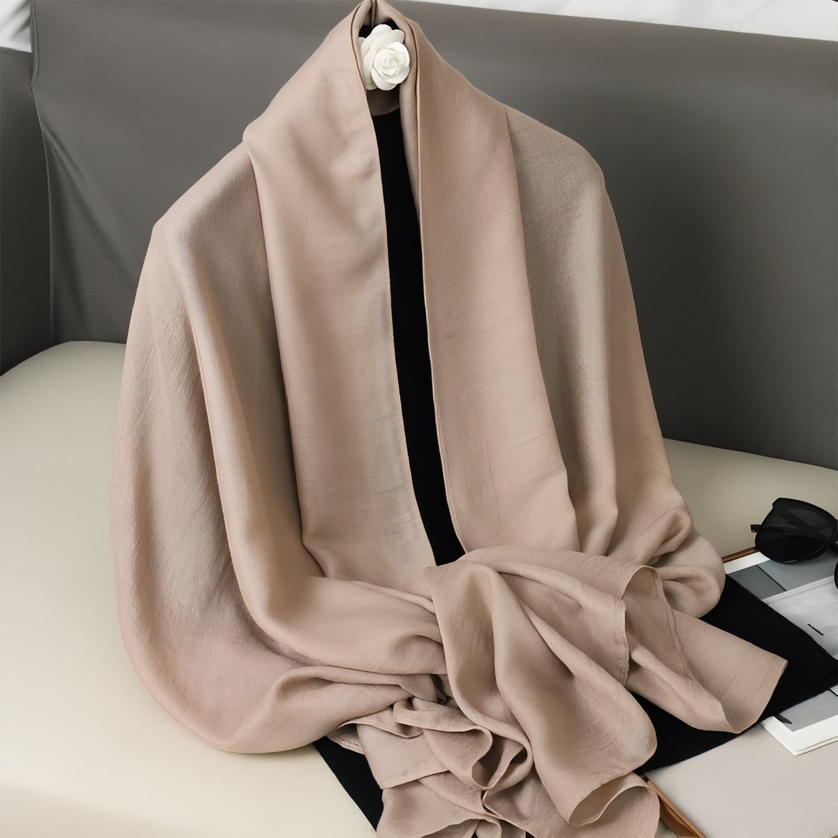 Etole Châle de Couleurs pour Mariage mise en scène élégante - Rose Poudré - Vert Émeraude - Vert Olive - Marron Chocolat - Rouge Cerise - Bordeaux et Cerise - Terracotta - Gris Ardoise - Rose Pâle - Beige - Blanc - Gris Clair - Bleu Pâle - Jaune Moutarde - Beige Sable - Corail - Noir - Beige Foncé