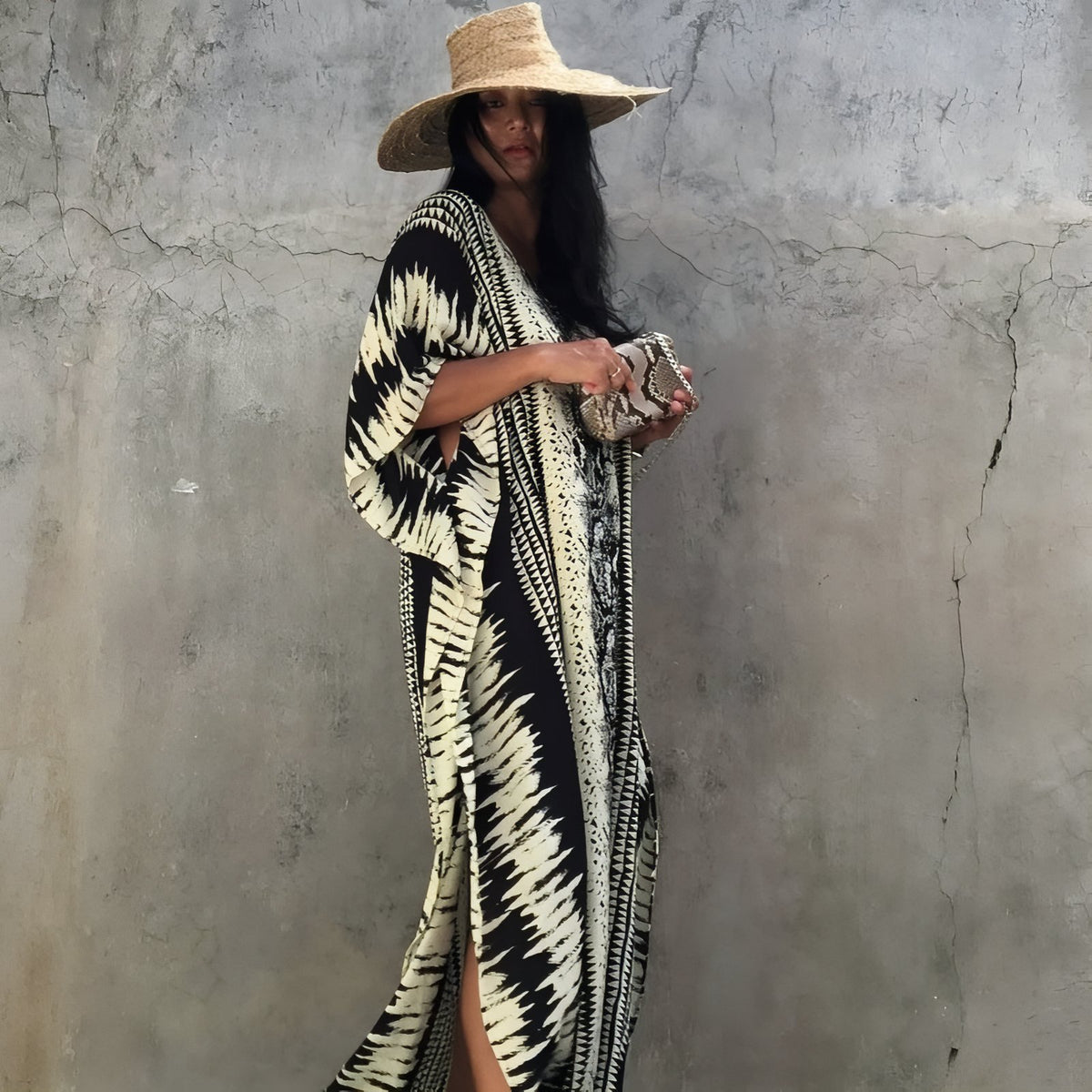 Robe de Plage Tie and Dye portée avec chapeau - Noir - Rouge - Bleu Marine - Beige