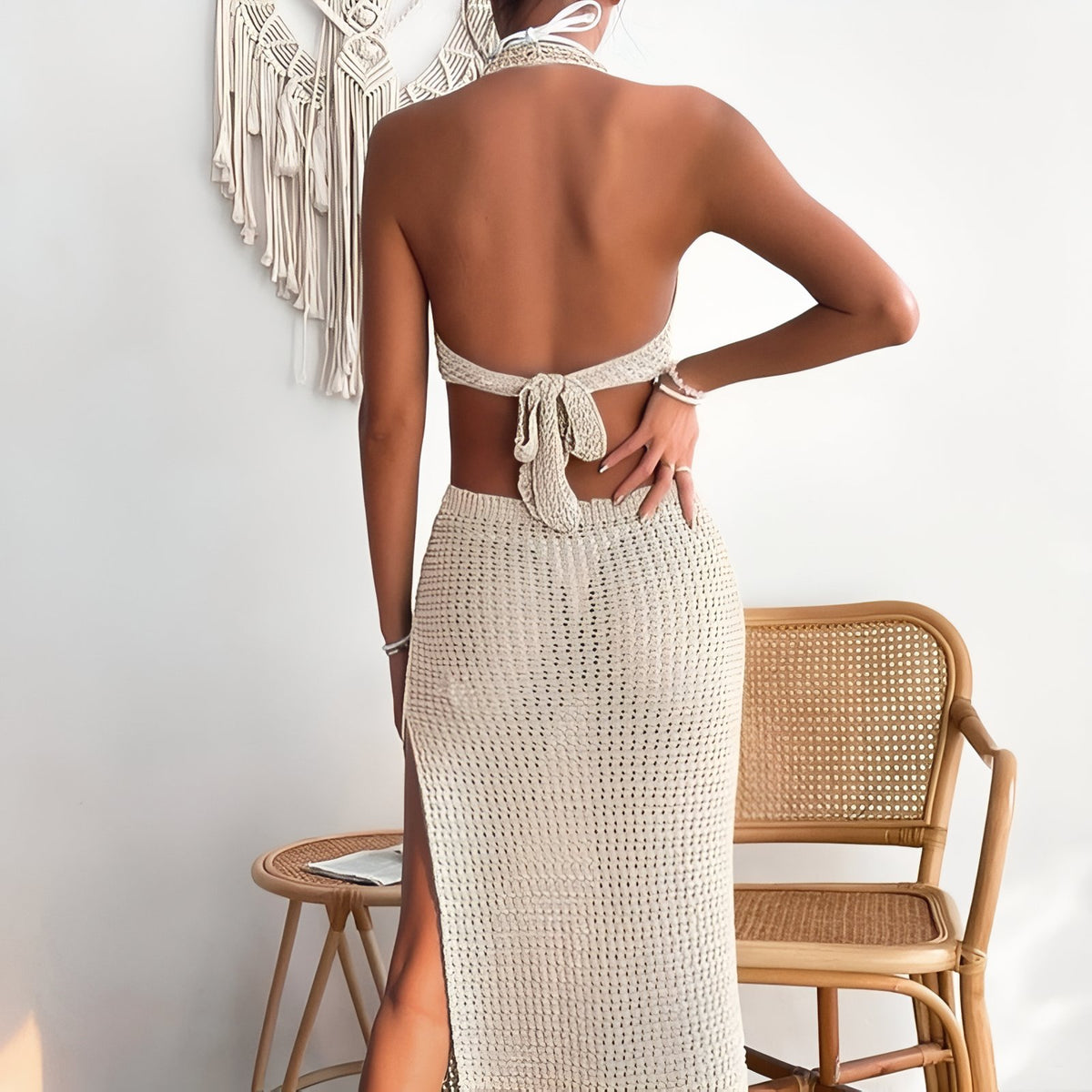Robe de Plage Ajourée en Crochet portée de dos - Beige