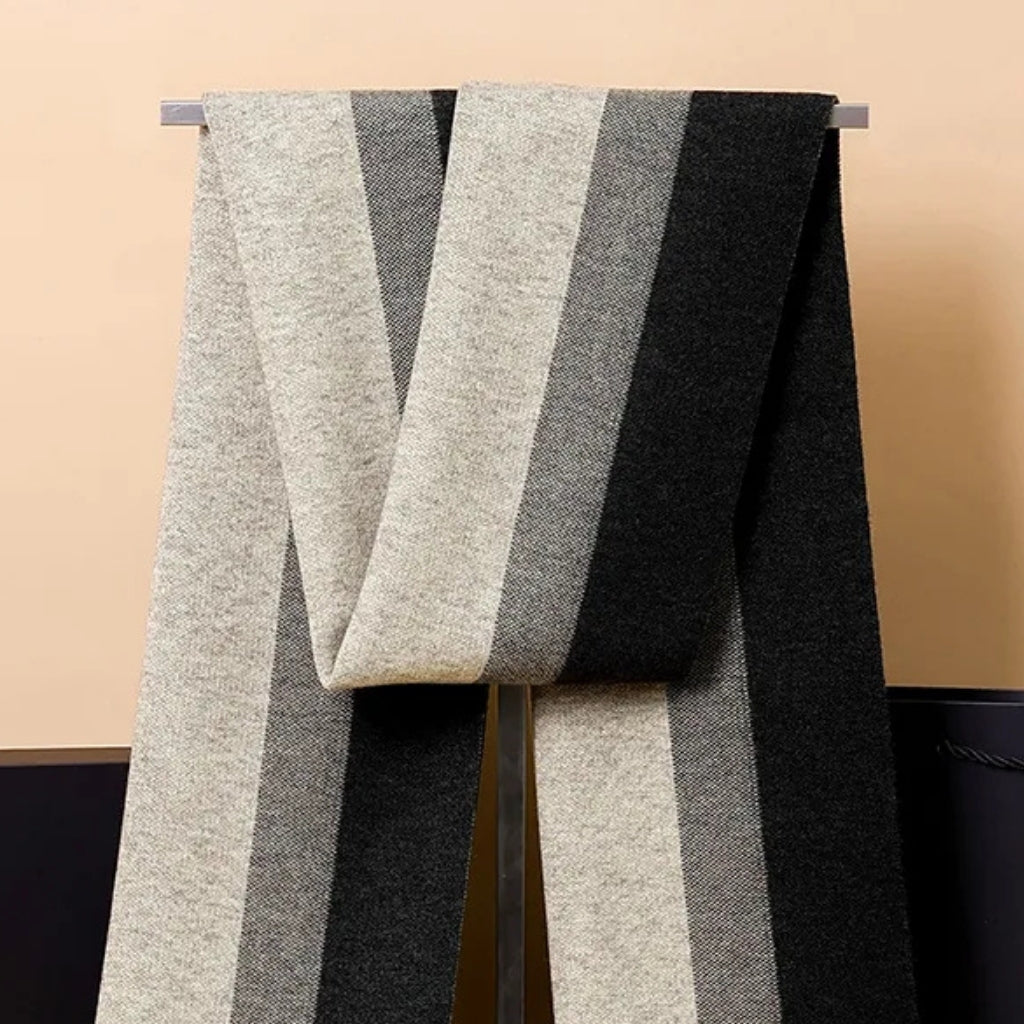 Echarpe pour Costume Homme mise en scène sur support - Gris et Noir - Gris Clair et Gris Foncé - Gris Foncé et Noir - Noir et Nuances de Gris Clair - Gris Charbon et Noir - Beige et Bleu Marine - Gris Foncé et Gris Clair - Gris Foncé et Beige - Noir et Blanc - Noir et Nuances de Gris - Beige et Gris Foncé - Gris et Anthracite - Beige et Anthracite - Gris Sombre et Noir - Gris Sombre et Gris Clair - Beige et Charbon