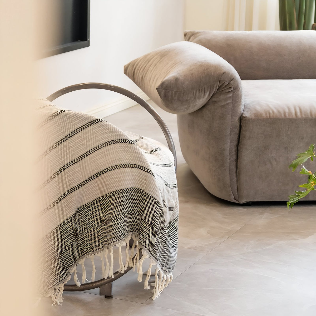 Fouta de Plage Nid d'Abeille mise en scène sur canapé - Marron - Gris - Bleu Marine
