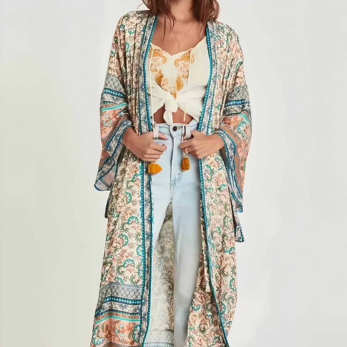 Kimono de Plage à Ceinture Bohemian Style portée par un modèle - Rouge - Vert