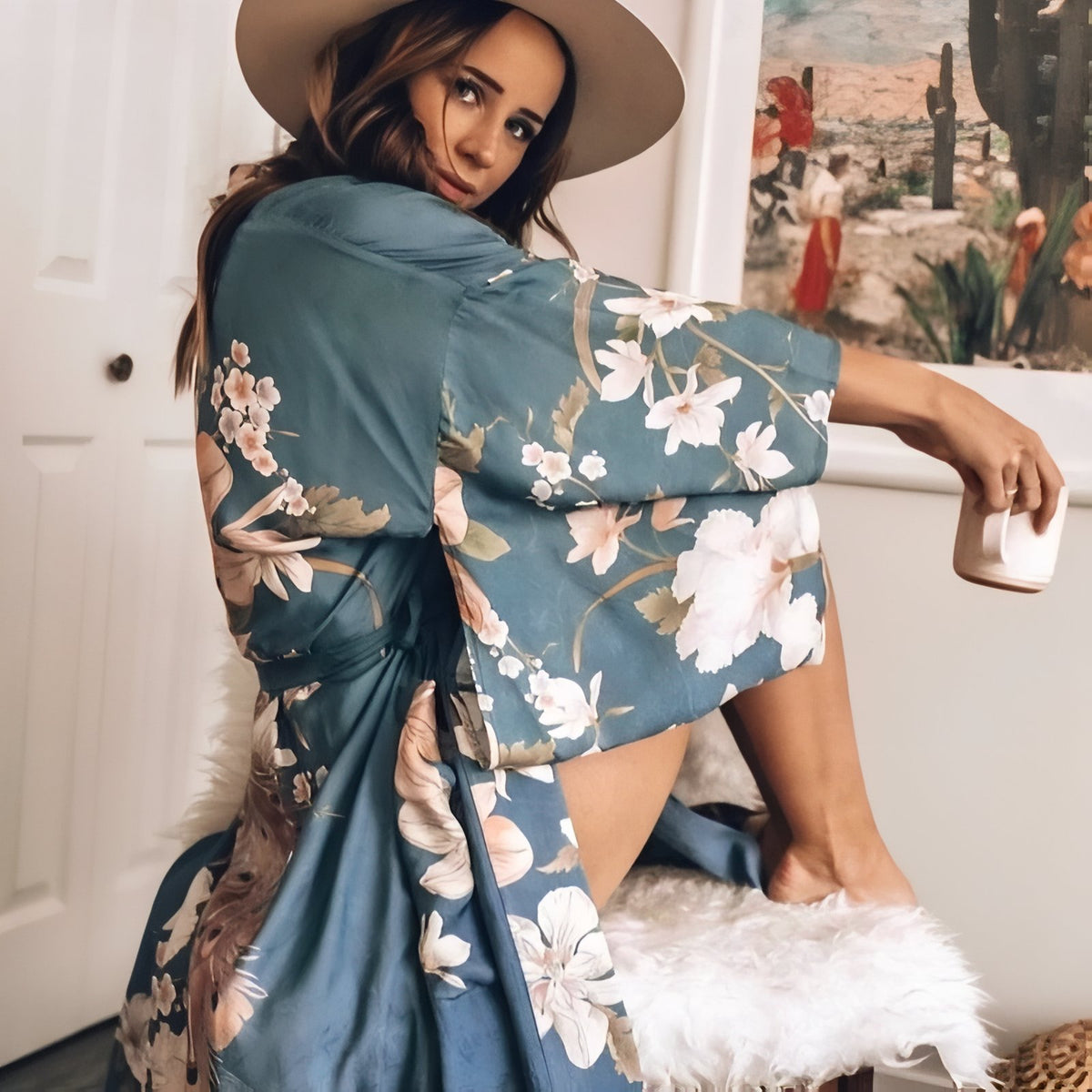 Kimono de Plage Imprimé Floral portée avec chapeau - Bleu