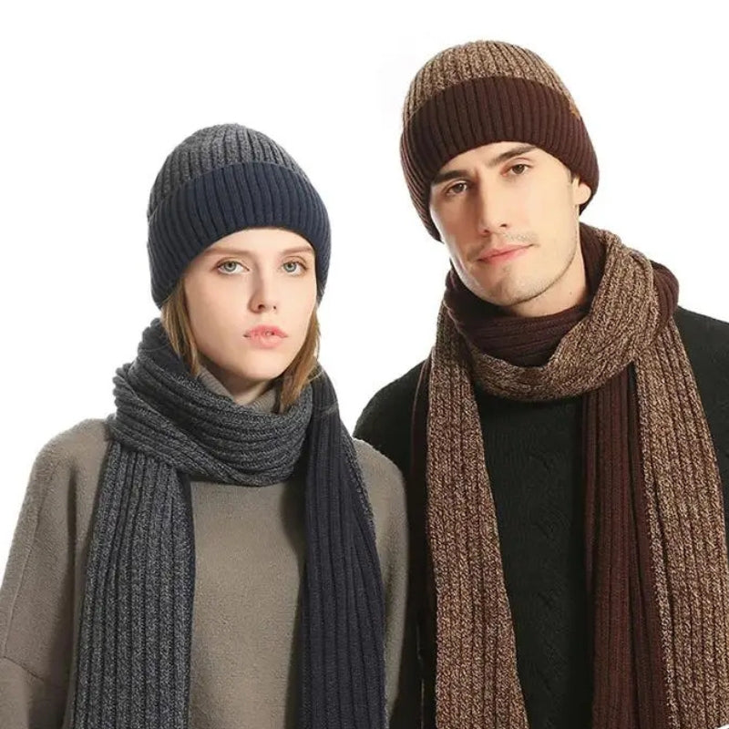 Ensemble Bonnet Echarpe Gant pour Homme deux personnes portant - Gris et Noir - Marine et Charbon - Marron et Châtaigne - Bordeaux et Noir - Gris Foncé et Anthracite