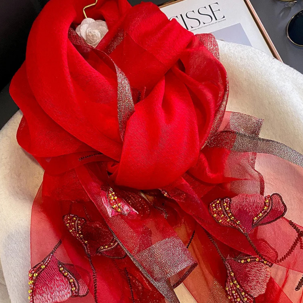 Foulard en Mousseline de Soie Femme mise en scène avec accessoires - Rouge Cerise - Noir et Jaune - Beige et Jaune - Rose Pâle et Rouge - Gris Clair et Beige - Jaune Saffran et Blanc Transparent - Vert Émeraude et Doré - Rouge Fuchsia et Doré - Bleu Nuit - Blanc Transparent et Orange - Rose Poudré et Violet