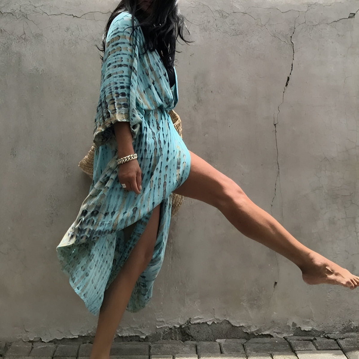 Kimono de plage Imprimé Ligné portée en mouvement - Noir - Vert Armée - Vert Intense - Bleu Marine - Bleu Ciel - Vert Emeraude - Bleu Cyan - Rouge - Jaune