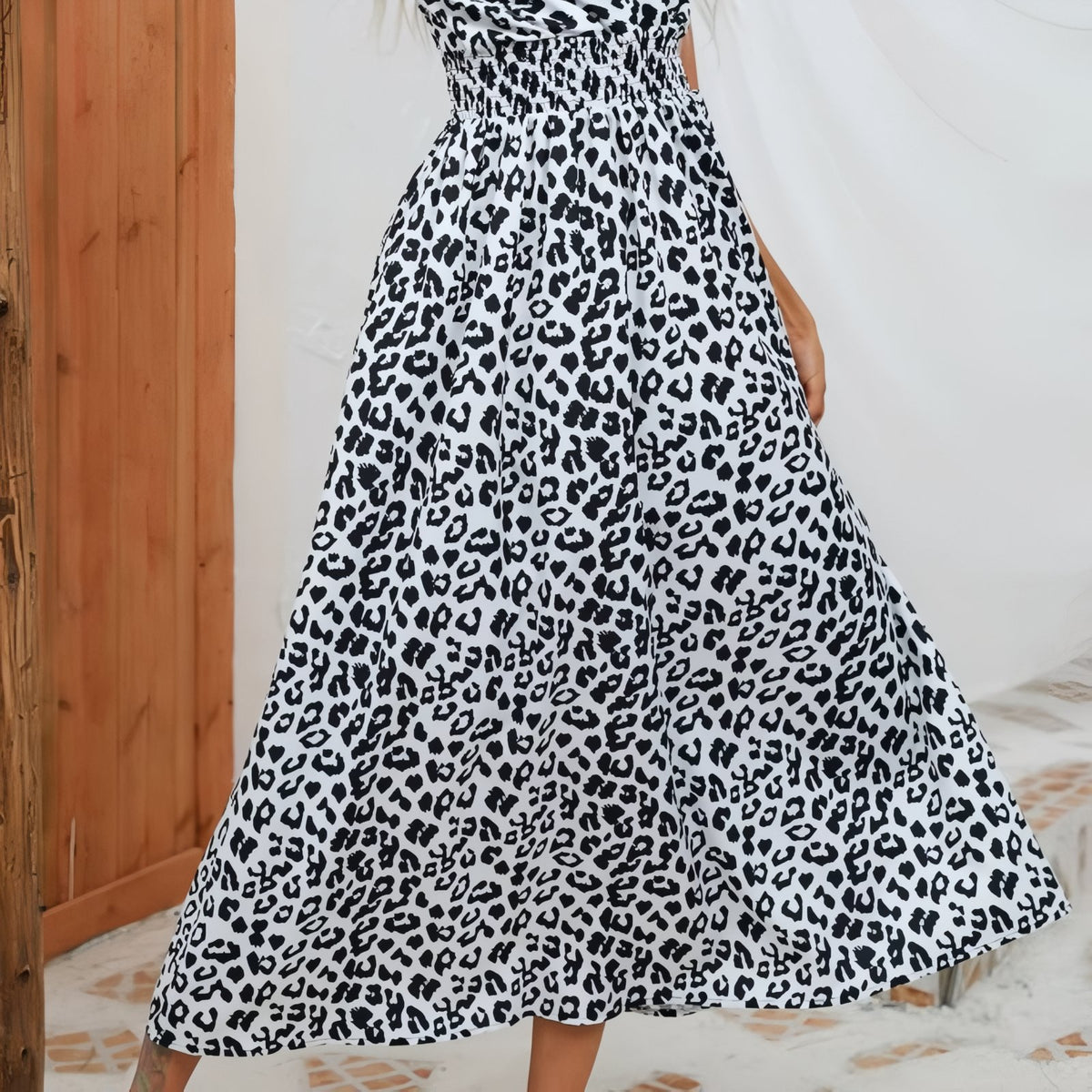 Robe de Plage Léopard portée en mouvement - Noir et Blanc - Marron