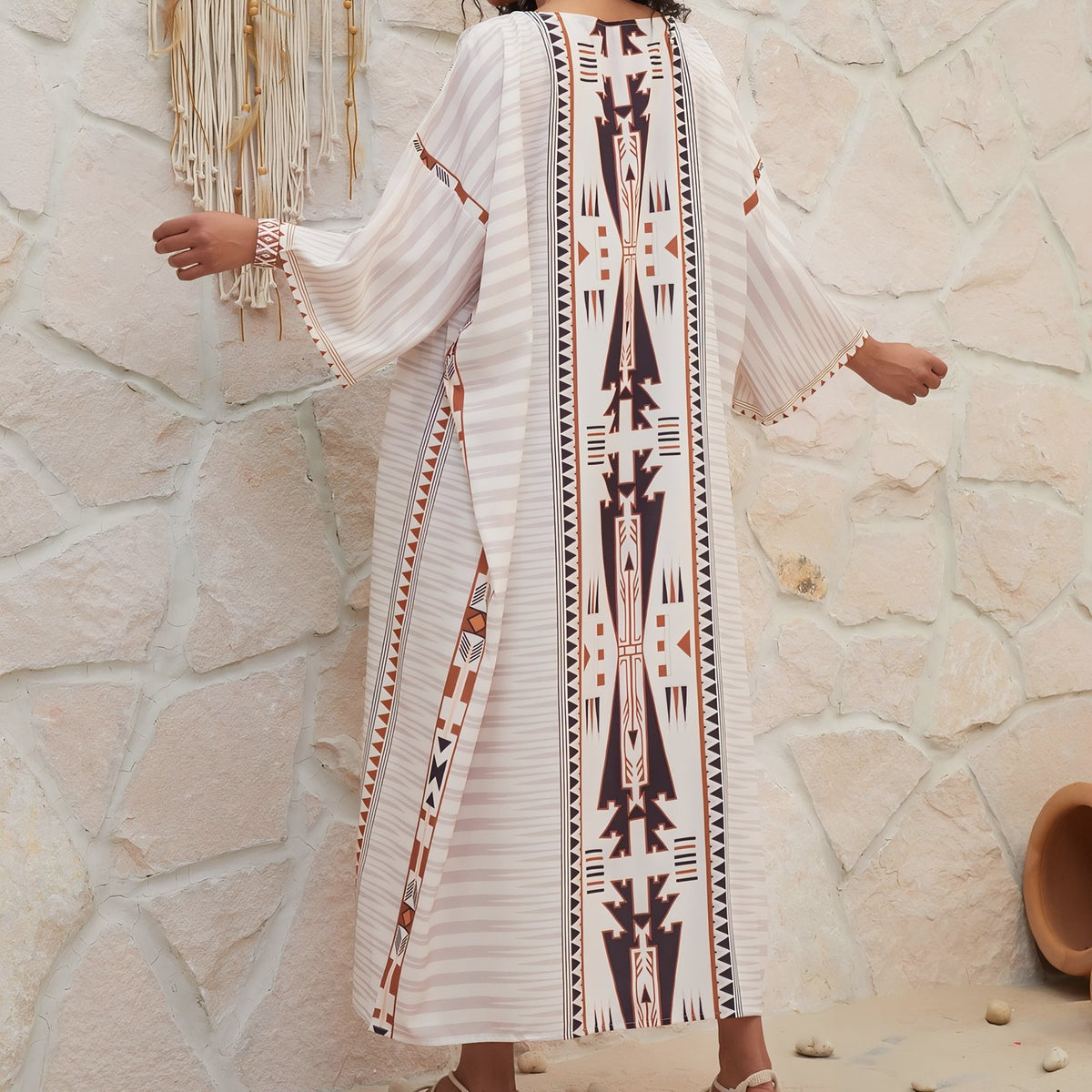 Kimono de Plage Vintage Ethnique portée sur fond neutre - Beige