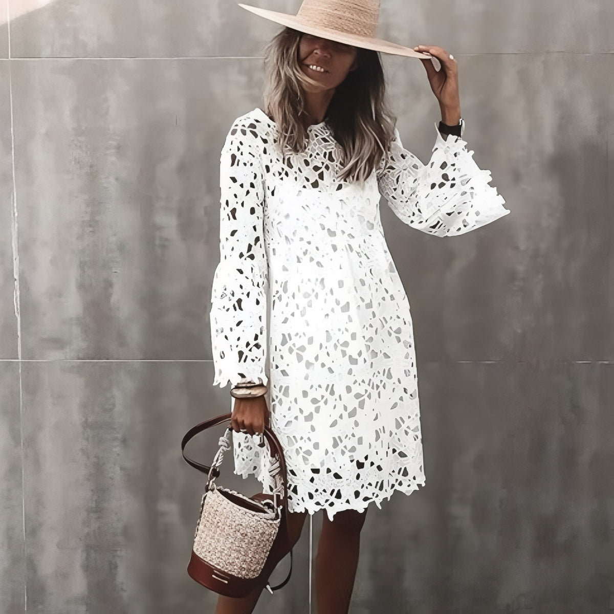 Robe d’Eté Broderie à Motif Ajouré portée avec chapeau - Blanc
