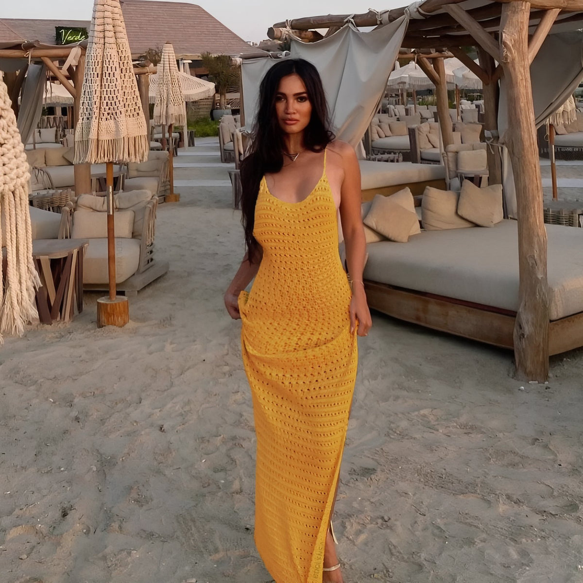 Robe Crochet Colorée à Dos Nu portée sur la plage - Beige - Rose - Bleu - Marron - Jaune - Blanc
