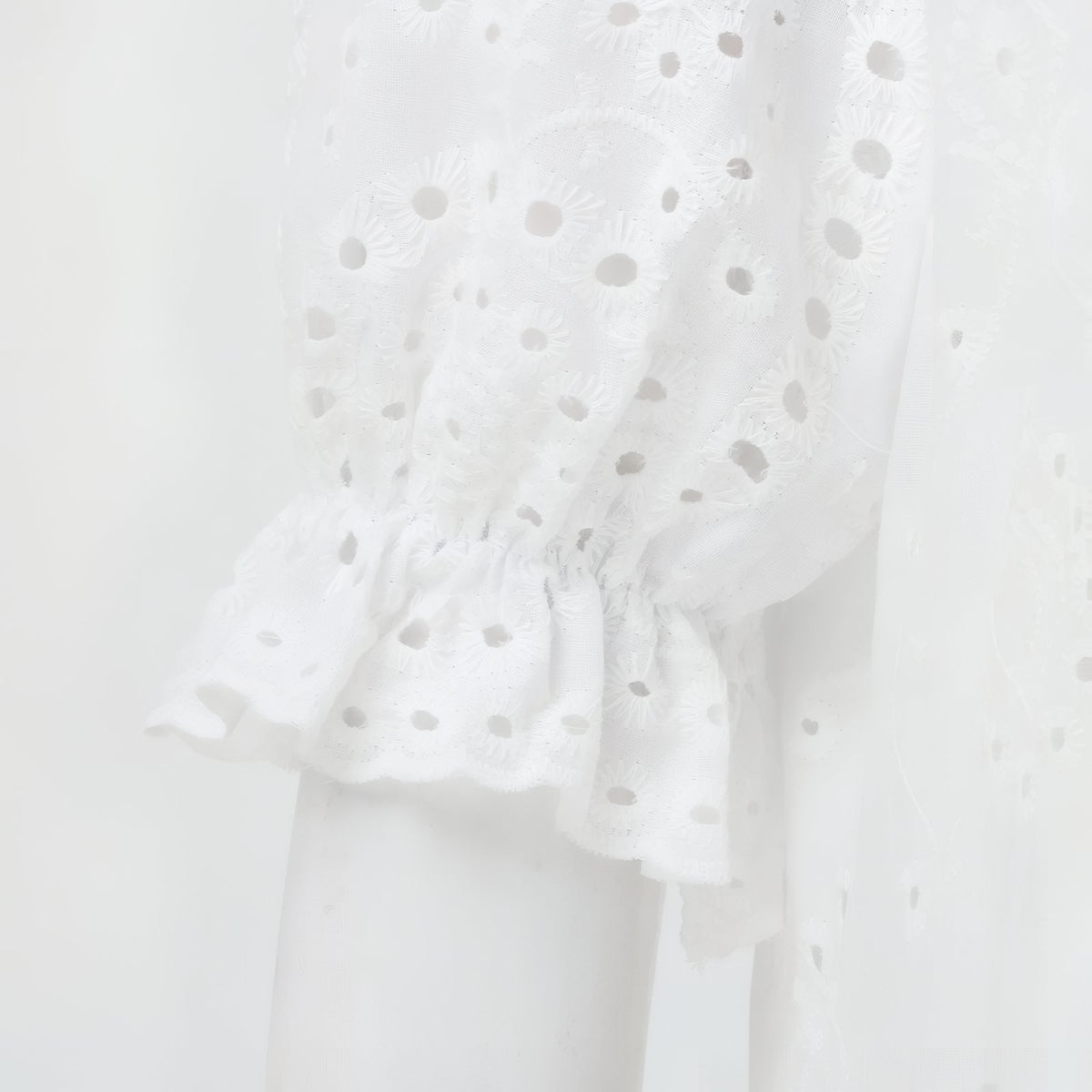 Longue Robe de Plage Blanche à Dentelles Brodées Style Bohème gros plan dentelle brodée - Blanc