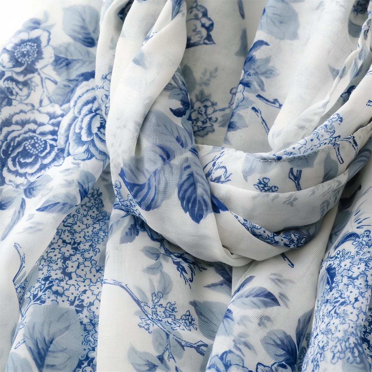 Chèche Bleu Fleuri gros plan motif fleuri - Bleu Ciel et Blanc Crème