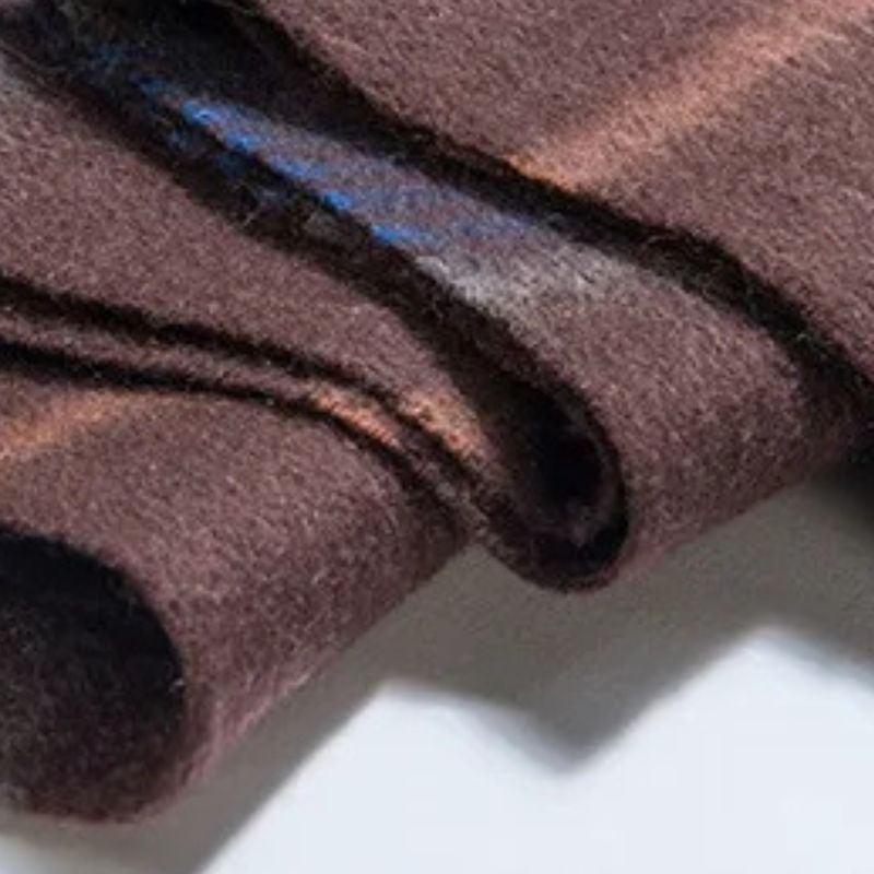 Echarpe Laine à Carreaux Homme détail de la matière - Gris et Marine - Beige et Marine - Gris et Brun - Gris et Rouge - Beige et Rouge - Gris et Bleu - Gris Foncé - Violet et Noir - Bordeaux et Gris Clair - Marron et Bleu - Gris Clair et Noir - Gris Foncé et Gris Clair - Marron et Violet - Beige et Noir - Gris et Noir - Bleu et Rouge - Bordeaux et Gris Foncé - Bordeaux et Rose