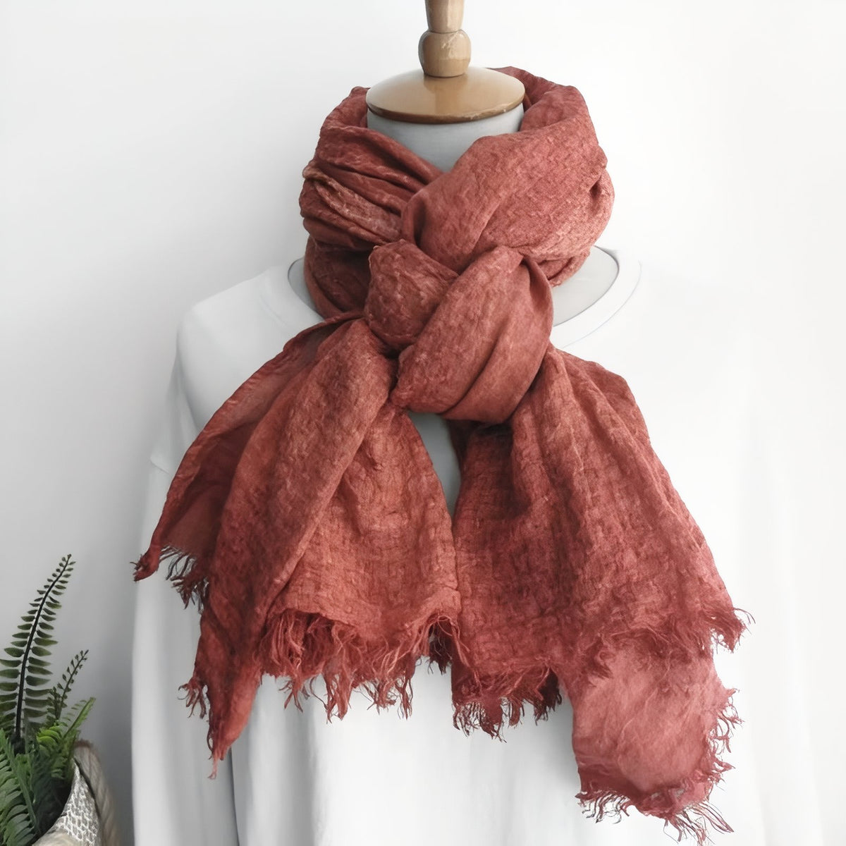 Echarpe Chèche Touareg portée autour du cou - Terracotta - Gris - Rouge - Gris Sauge - Vert - Mauve Poudré - Taupe - Bleu Marine - Marron