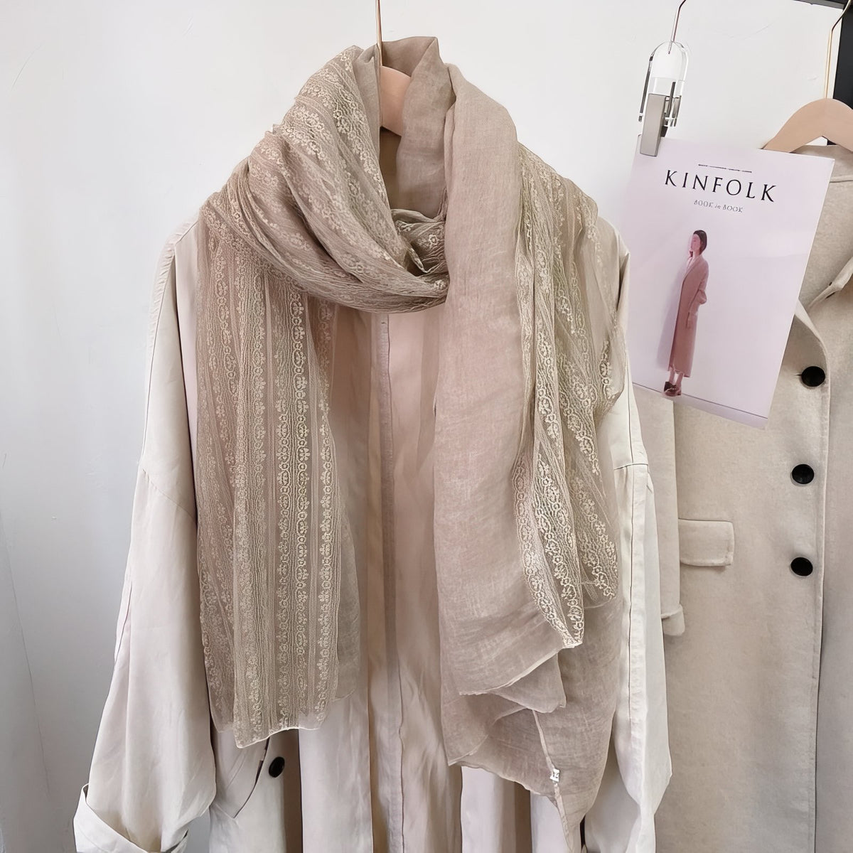 Chèche avec Dentelle portée sur un vêtement - Beige Rosé - Violet Poudré - Bleu Ciel - Taupe - Gris Foncé - Beige