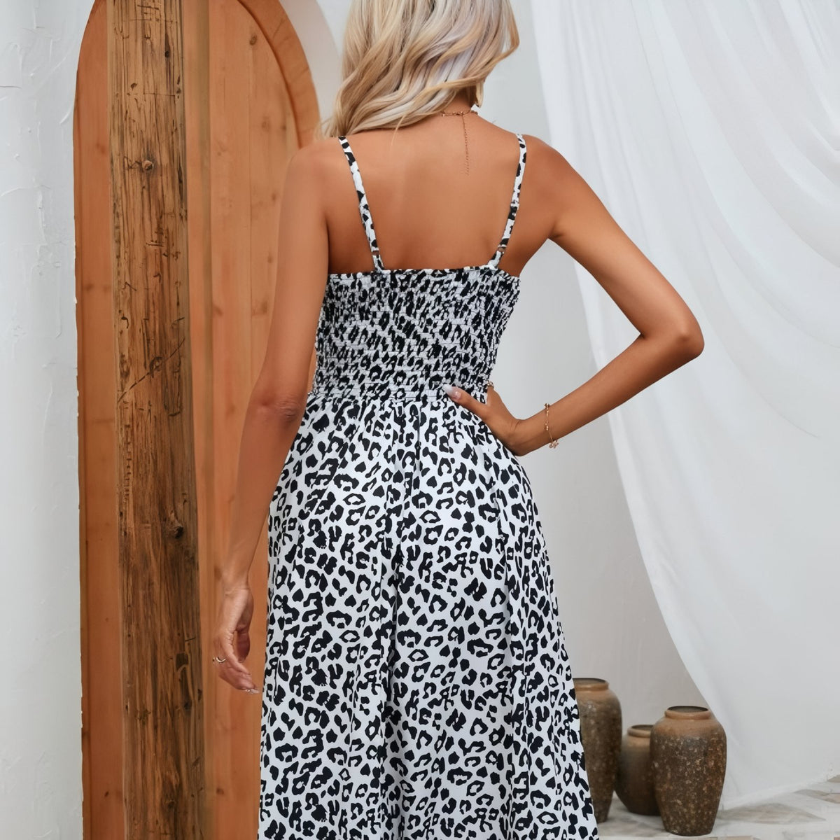 Robe de Plage Léopard portée de dos - Noir et Blanc - Marron