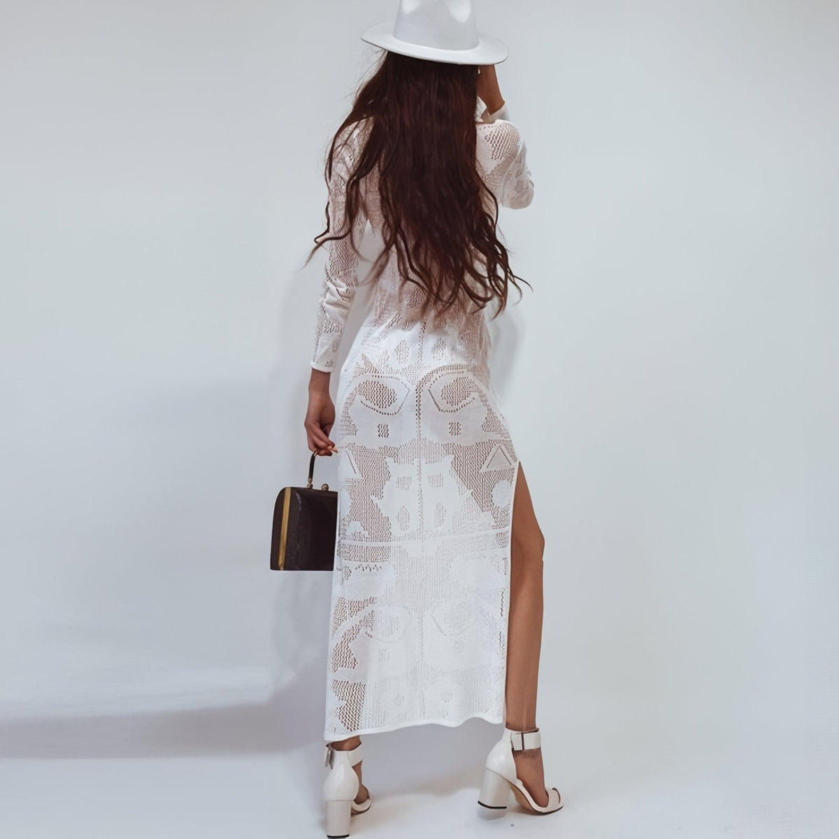 Robe Paréo Longue et Transparente Tricot portée de dos - Beige - Noir - Blanc