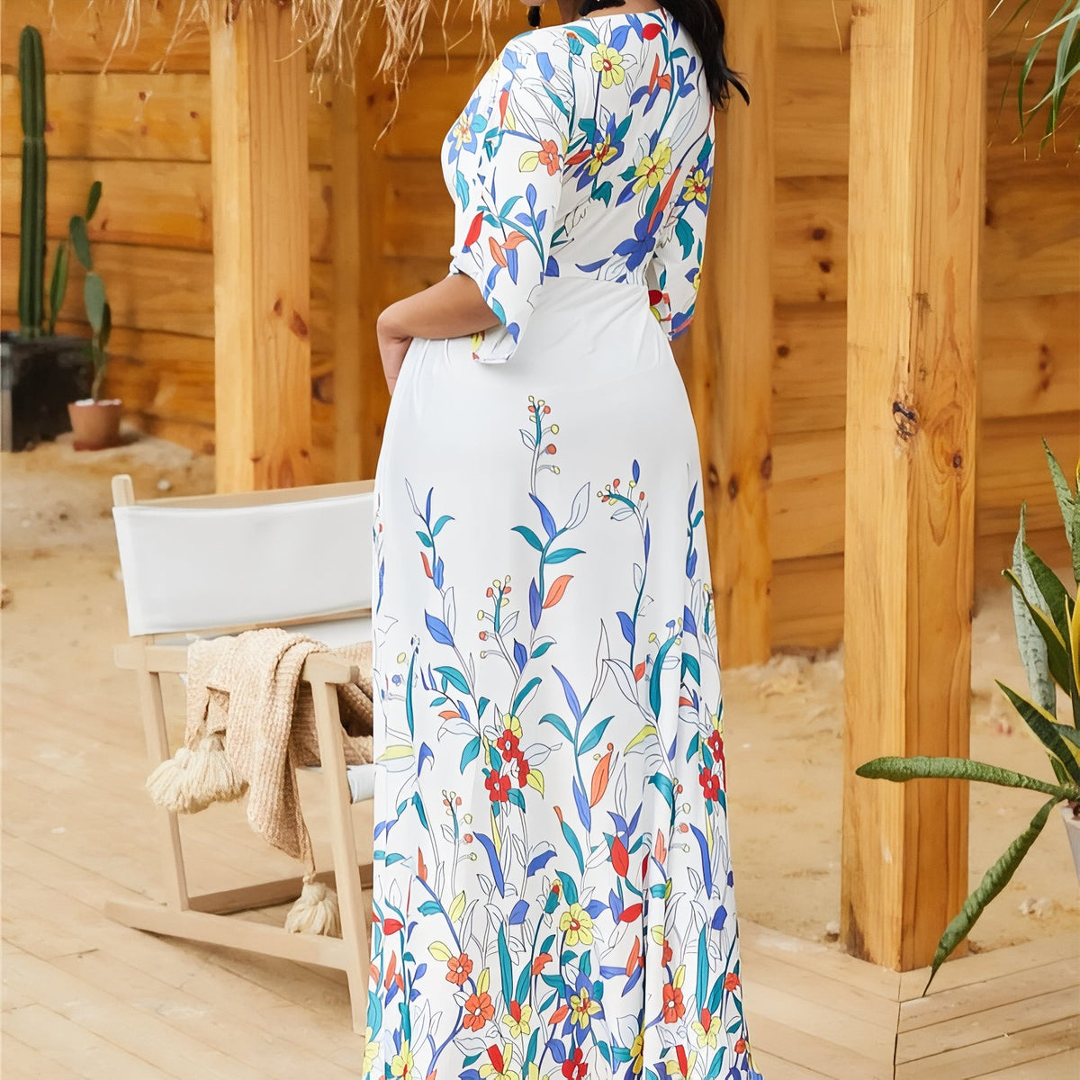 Robe de Plage Printanière portée de dos - Blanc à Fleurs