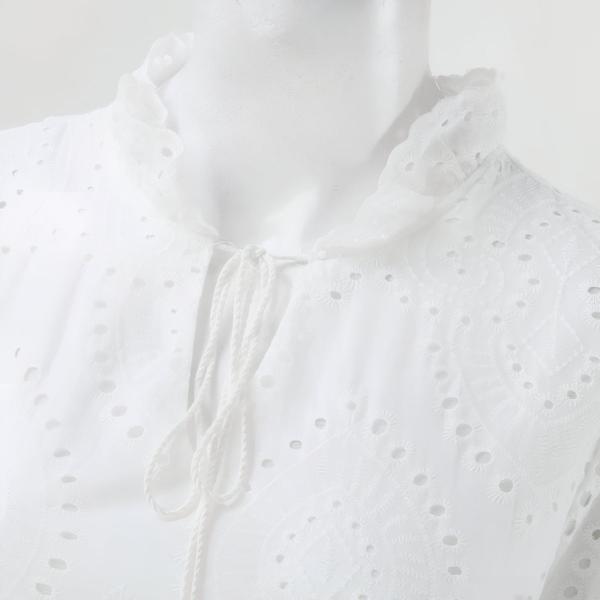 Longue Robe de Plage Blanche à Dentelles Brodées Style Bohème gros plan col brodé - Blanc