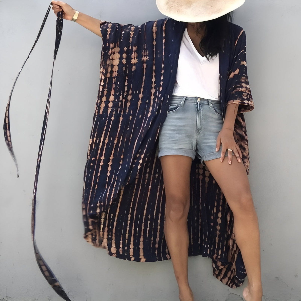 Kimono de plage Imprimé Ligné portée avec chapeau - Noir - Vert Armée - Vert Intense - Bleu Marine - Bleu Ciel - Vert Emeraude - Bleu Cyan - Rouge - Jaune