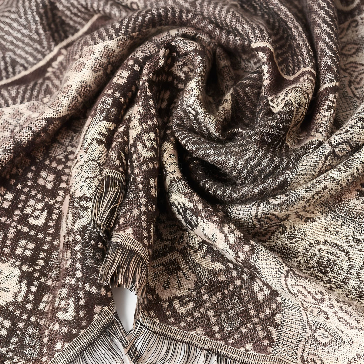 Chèche Motifs Ethniques Bleu Noir gros plan motif tissé - Beige et Marron - Bleu Marine et Gris Clair - Gris Foncé et Beige Clair