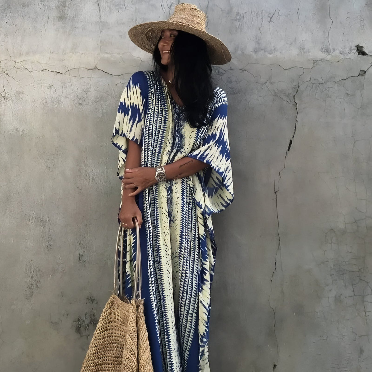 Robe de Plage Tie and Dye portée avec chapeau - Noir - Rouge - Bleu Marine - Beige