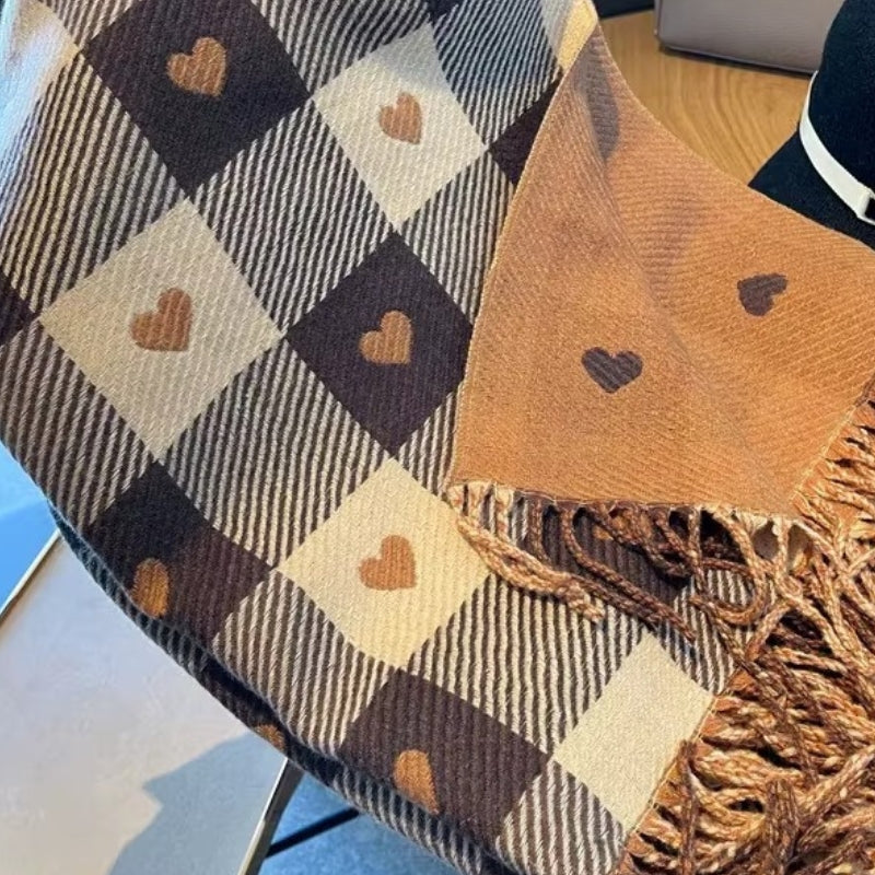 Echarpe Femme avec Coeur mise en situation sur table - Marron - Bleu