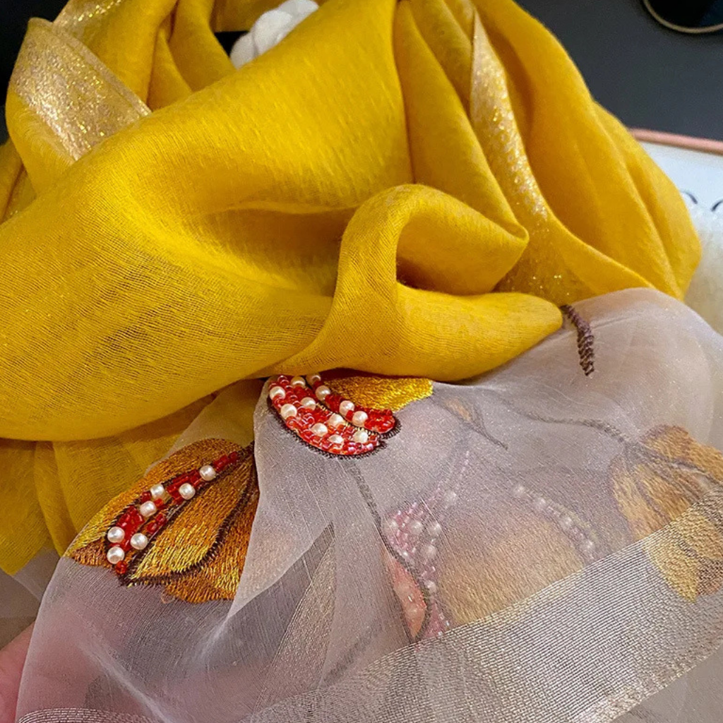 Foulard en Mousseline de Soie Femme détail broderie colorée - Rouge Cerise - Noir et Jaune - Beige et Jaune - Rose Pâle et Rouge - Gris Clair et Beige - Jaune Saffran et Blanc Transparent - Vert Émeraude et Doré - Rouge Fuchsia et Doré - Bleu Nuit - Blanc Transparent et Orange - Rose Poudré et Violet