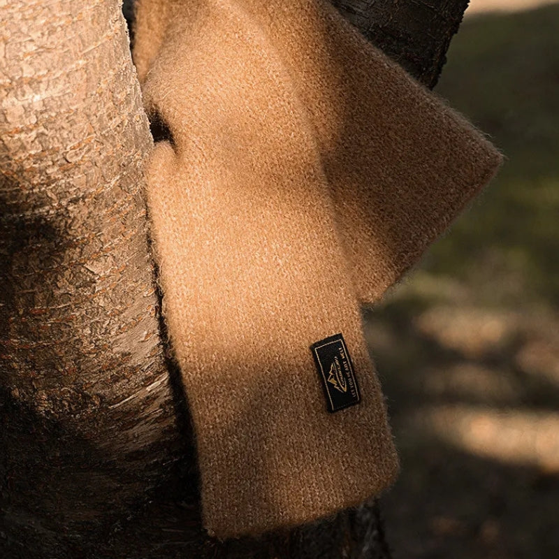 Echarpe Homme Duveteuse mise en scène sur arbre - Beige Sable - Noir Charbon - Gris Foncé