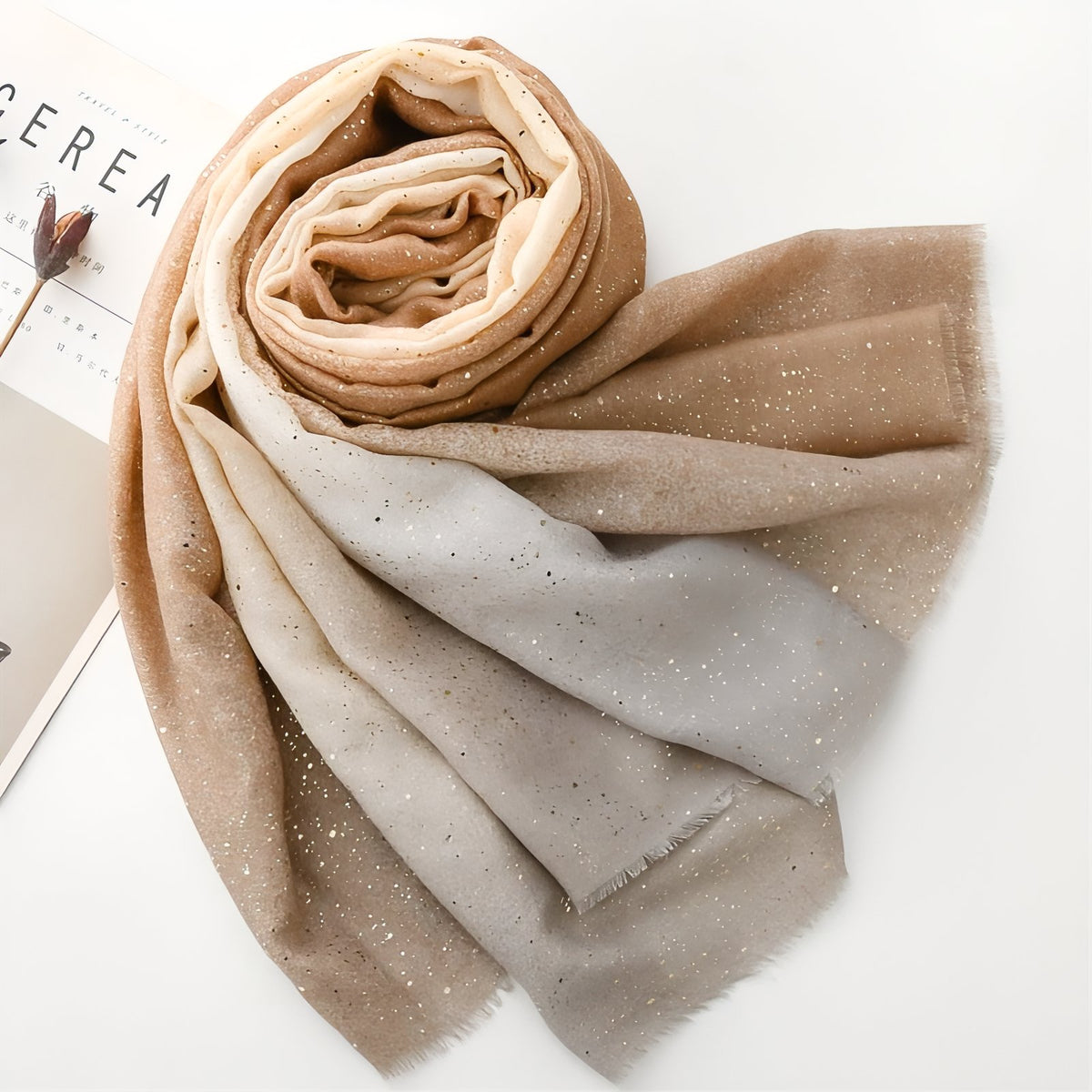 Foulard Paillettes Femme roulé sur une surface - Gris et Beige - Lavande et Rose - Rose et Pêche - Vert Émeraude et Vert Clair - Orange et Pêche - Bleu Ciel et Bleu Marine - Beige et Brun